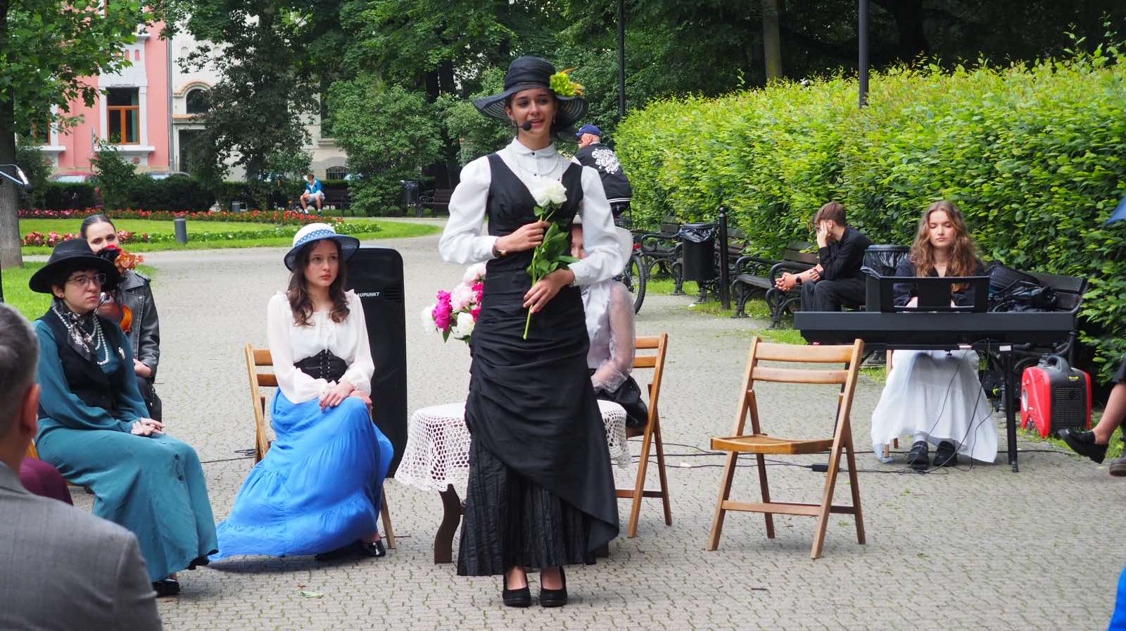 Zdjęcie Urodziny MK 2025 (23)5350a9aa-1fe6-445c-b89a-b5e22f256a48.jpeg w galerii Urodziny patronki II LO na Sądeckich Plantach